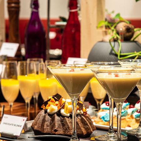 Mercure Hyderabad Kcp Banjara Hills, An Accor Hotel Esterno foto A dessert buffet