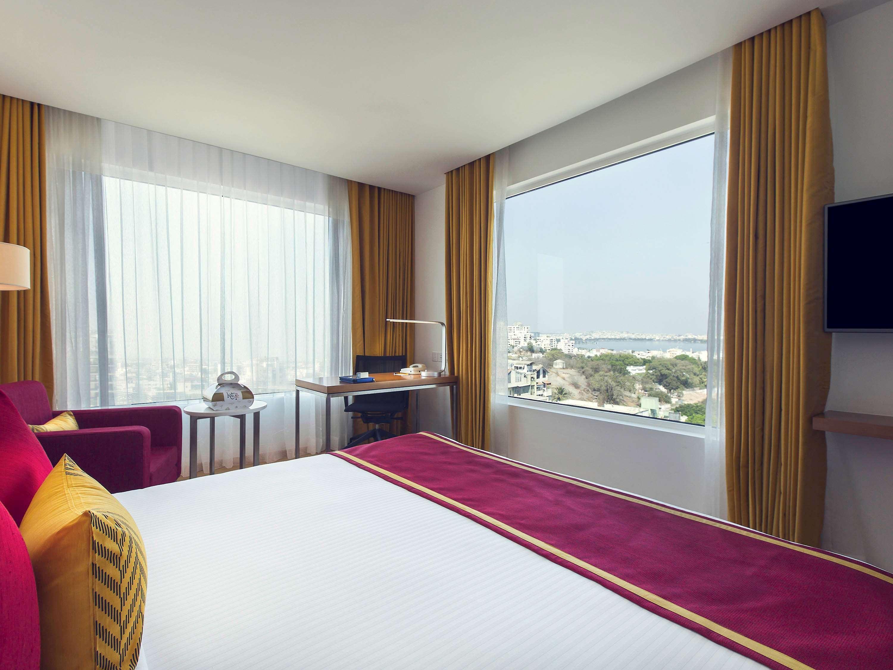 Mercure Hyderabad Kcp Banjara Hills, An Accor Hotel Esterno foto A room at the hotel