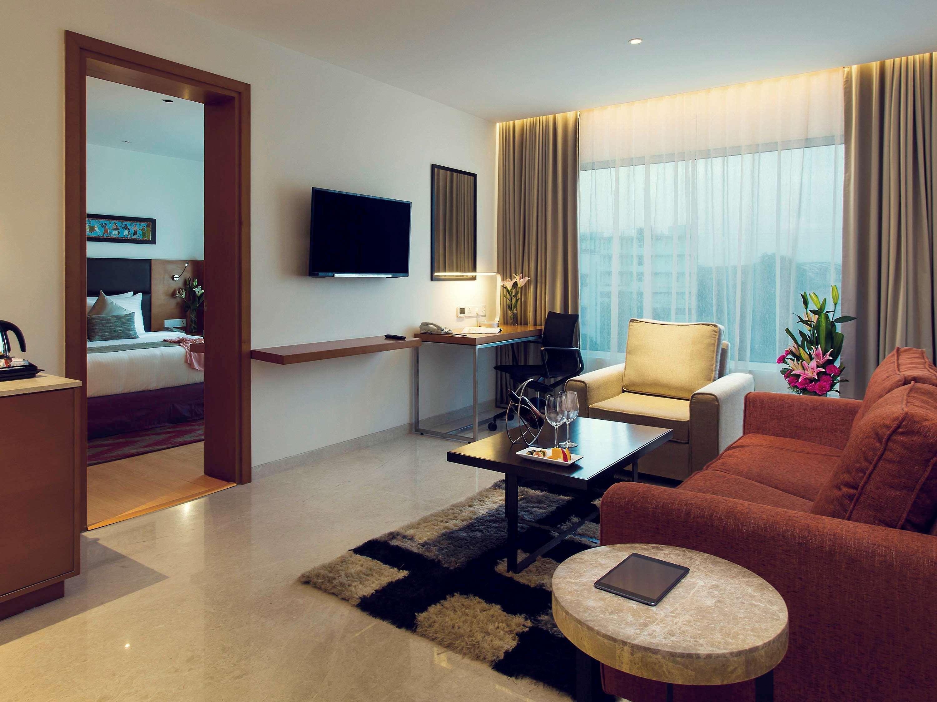Mercure Hyderabad Kcp Banjara Hills, An Accor Hotel Esterno foto Suite room at the hotel