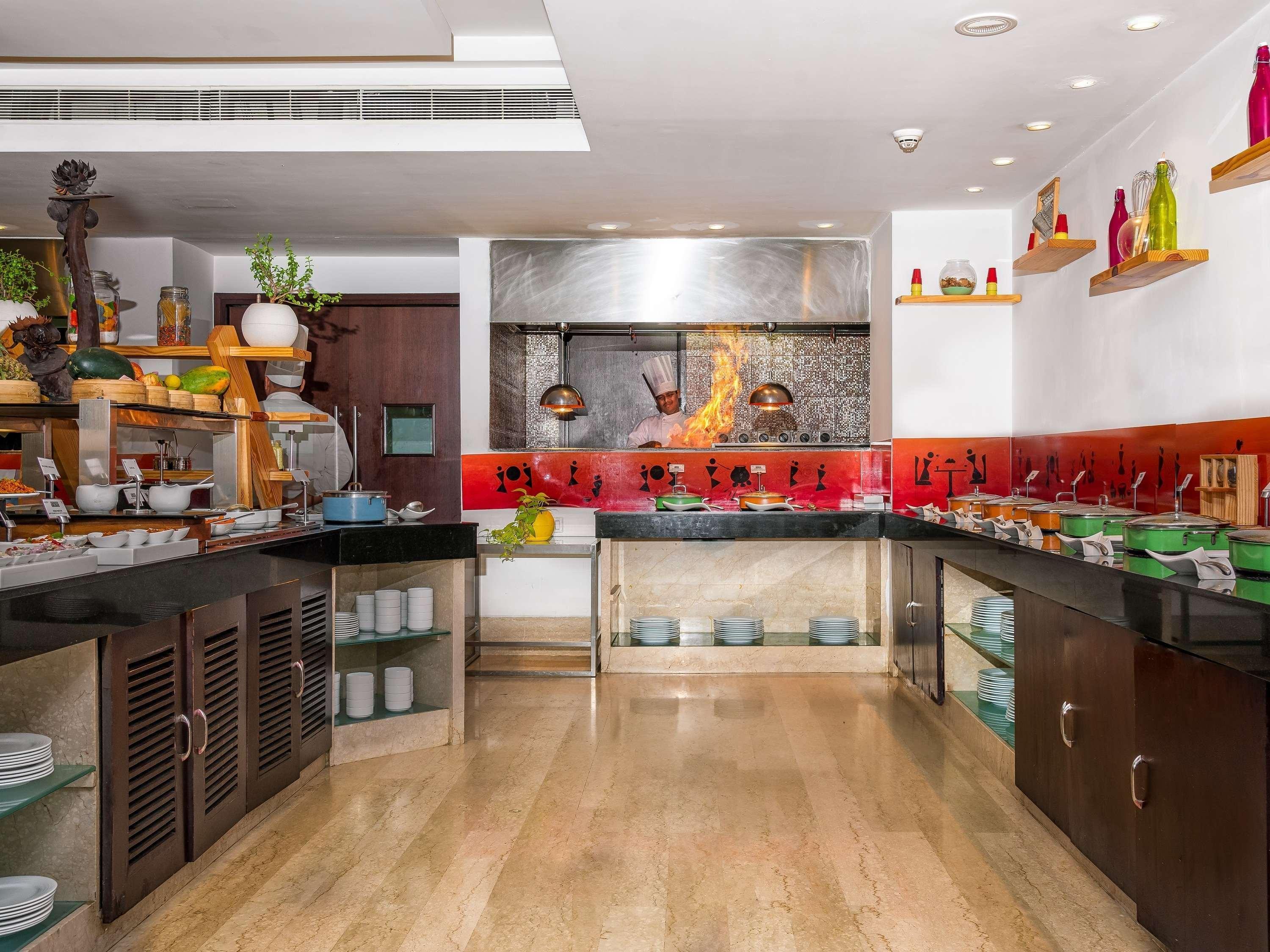Mercure Hyderabad Kcp Banjara Hills, An Accor Hotel Esterno foto A commercial kitchen