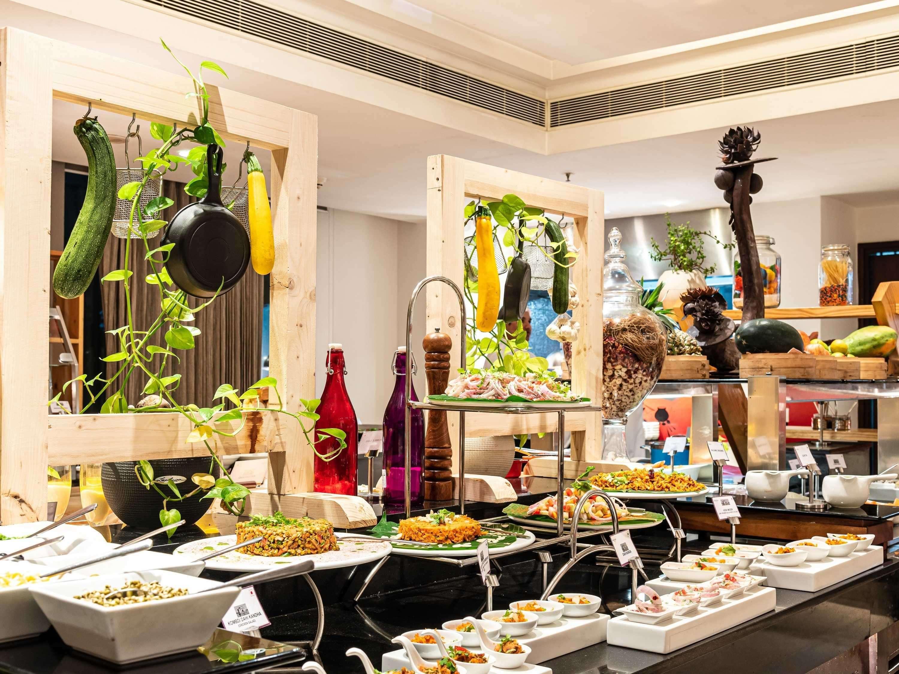 Mercure Hyderabad Kcp Banjara Hills, An Accor Hotel Esterno foto A buffet at a hotel